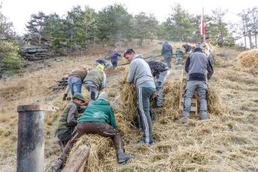Beim Aufstellen der „Larmstange“ am Scheibenschlag-Sonntag auf dem Scheibenschlag-Bühel in Schlanders. Fotos: Sepp