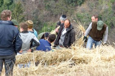 Beim Aufstellen der „Larmstange“ am Scheibenschlag-Sonntag auf dem Scheibenschlag-Bühel in Schlanders. Fotos: Sepp