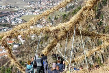 Beim Aufstellen der „Larmstange“ am Scheibenschlag-Sonntag auf dem Scheibenschlag-Bühel in Schlanders. Fotos: Sepp