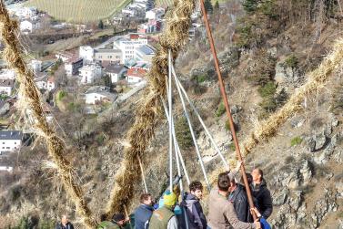 Beim Aufstellen der „Larmstange“ am Scheibenschlag-Sonntag auf dem Scheibenschlag-Bühel in Schlanders. Fotos: Sepp