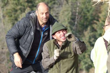 Beim Aufstellen der „Larmstange“ am Scheibenschlag-Sonntag auf dem Scheibenschlag-Bühel in Schlanders. Fotos: Sepp