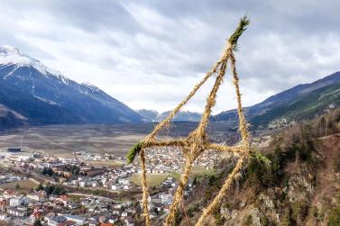 Beim Aufstellen der „Larmstange“ am Scheibenschlag-Sonntag auf dem Scheibenschlag-Bühel in Schlanders. Fotos: Sepp