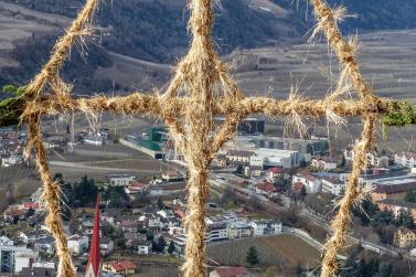 Beim Aufstellen der „Larmstange“ am Scheibenschlag-Sonntag auf dem Scheibenschlag-Bühel in Schlanders. Fotos: Sepp