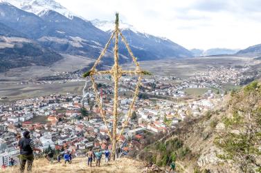 Beim Aufstellen der „Larmstange“ am Scheibenschlag-Sonntag auf dem Scheibenschlag-Bühel in Schlanders. Fotos: Sepp
