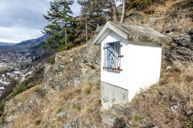 Beim Aufstellen der „Larmstange“ am Scheibenschlag-Sonntag auf dem Scheibenschlag-Bühel in Schlanders. Fotos: Sepp