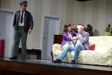 „Doppelt leben hält besser“ (Theater Verein Schlanders); Fotos: Sepp