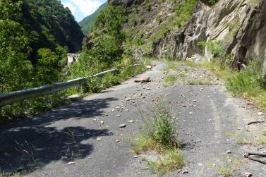 Ein Beispiel dafür ist das erste Teilstück der ehemaligen Straße in das Schnalstal. Nicht ohne Grund hat sich der Mensch vor und 15 Jahren in einen 1.160 Meter langen Tunnel „verkrochen“. 