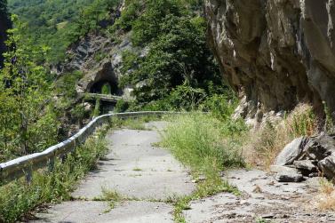 Ein Beispiel dafür ist das erste Teilstück der ehemaligen Straße in das Schnalstal. Nicht ohne Grund hat sich der Mensch vor und 15 Jahren in einen 1.160 Meter langen Tunnel „verkrochen“. 