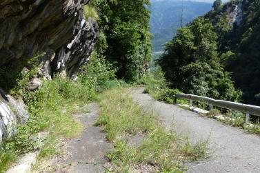 Ein Beispiel dafür ist das erste Teilstück der ehemaligen Straße in das Schnalstal. Nicht ohne Grund hat sich der Mensch vor und 15 Jahren in einen 1.160 Meter langen Tunnel „verkrochen“. 