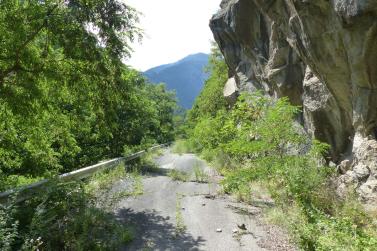 Ein Beispiel dafür ist das erste Teilstück der ehemaligen Straße in das Schnalstal. Nicht ohne Grund hat sich der Mensch vor und 15 Jahren in einen 1.160 Meter langen Tunnel „verkrochen“. 