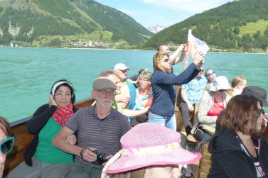 Erste Rundfahrt der „Hubertus“ auf dem Reschensee im heurigen Jahr. Fotos: Sepp