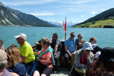 Erste Rundfahrt der „Hubertus“ auf dem Reschensee im heurigen Jahr. Fotos: Sepp