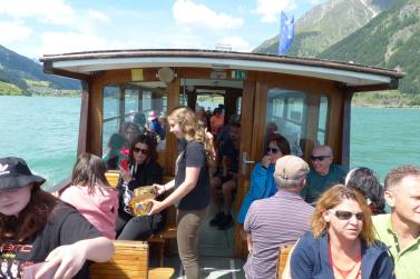 Erste Rundfahrt der „Hubertus“ auf dem Reschensee im heurigen Jahr. Fotos: Sepp