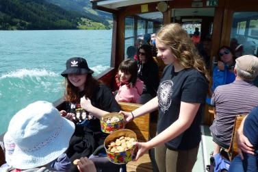 Erste Rundfahrt der „Hubertus“ auf dem Reschensee im heurigen Jahr. Fotos: Sepp