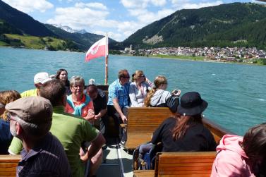 Erste Rundfahrt der „Hubertus“ auf dem Reschensee im heurigen Jahr. Fotos: Sepp