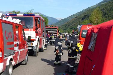 Großübung des Bezirksfeuerwehrverbandes Untervinschgau in Laas (Gefahrgutunfall auf der Laaser Geraden) und in Schlanders (Rauchentwicklung im Krankenhaus), 9. Juni 2018; Fotos: Sepp
