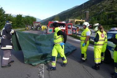 Großübung des Bezirksfeuerwehrverbandes Untervinschgau in Laas (Gefahrgutunfall auf der Laaser Geraden) und in Schlanders (Rauchentwicklung im Krankenhaus), 9. Juni 2018; Fotos: Sepp