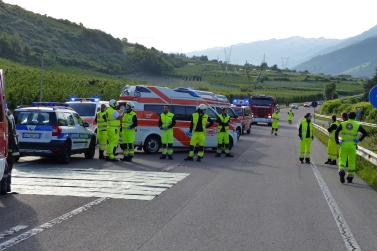 Großübung des Bezirksfeuerwehrverbandes Untervinschgau in Laas (Gefahrgutunfall auf der Laaser Geraden) und in Schlanders (Rauchentwicklung im Krankenhaus), 9. Juni 2018; Fotos: Sepp