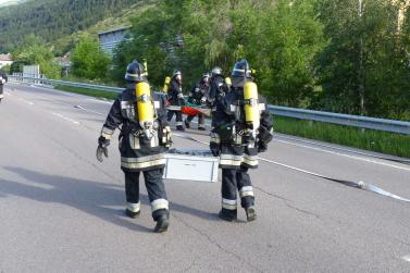 Großübung des Bezirksfeuerwehrverbandes Untervinschgau in Laas (Gefahrgutunfall auf der Laaser Geraden) und in Schlanders (Rauchentwicklung im Krankenhaus), 9. Juni 2018; Fotos: Sepp