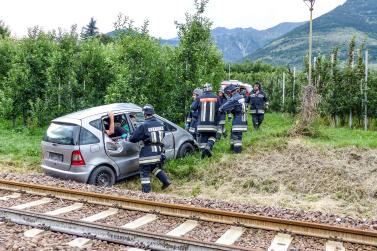 Übung des Bezirksfeuerwehrverbandes Untervinschgau in Zusammenarbeit mit STA, SAD und Weißem Kreuz (12.07.2019); angenommenes Szenario: Kollision zwischen Auto und Vinschgerbahn. Fotos: Sepp