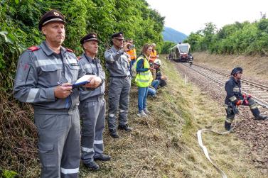 Übung des Bezirksfeuerwehrverbandes Untervinschgau in Zusammenarbeit mit STA, SAD und Weißem Kreuz (12.07.2019); angenommenes Szenario: Kollision zwischen Auto und Vinschgerbahn. Fotos: Sepp