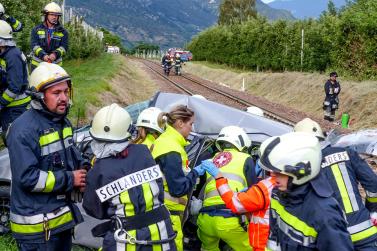 Übung des Bezirksfeuerwehrverbandes Untervinschgau in Zusammenarbeit mit STA, SAD und Weißem Kreuz (12.07.2019); angenommenes Szenario: Kollision zwischen Auto und Vinschgerbahn. Fotos: Sepp
