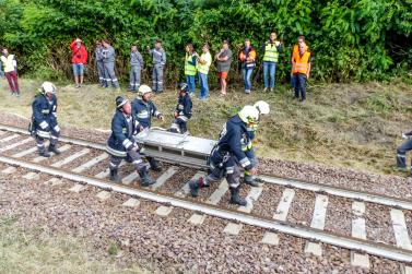 Übung des Bezirksfeuerwehrverbandes Untervinschgau in Zusammenarbeit mit STA, SAD und Weißem Kreuz (12.07.2019); angenommenes Szenario: Kollision zwischen Auto und Vinschgerbahn. Fotos: Sepp