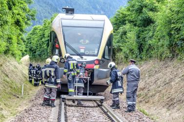Übung des Bezirksfeuerwehrverbandes Untervinschgau in Zusammenarbeit mit STA, SAD und Weißem Kreuz (12.07.2019); angenommenes Szenario: Kollision zwischen Auto und Vinschgerbahn. Fotos: Sepp