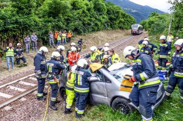 Übung des Bezirksfeuerwehrverbandes Untervinschgau in Zusammenarbeit mit STA, SAD und Weißem Kreuz (12.07.2019); angenommenes Szenario: Kollision zwischen Auto und Vinschgerbahn. Fotos: Sepp
