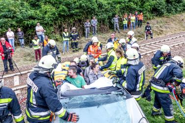 Übung des Bezirksfeuerwehrverbandes Untervinschgau in Zusammenarbeit mit STA, SAD und Weißem Kreuz (12.07.2019); angenommenes Szenario: Kollision zwischen Auto und Vinschgerbahn. Fotos: Sepp