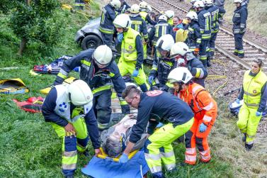 Übung des Bezirksfeuerwehrverbandes Untervinschgau in Zusammenarbeit mit STA, SAD und Weißem Kreuz (12.07.2019); angenommenes Szenario: Kollision zwischen Auto und Vinschgerbahn. Fotos: Sepp