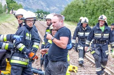 Übung des Bezirksfeuerwehrverbandes Untervinschgau in Zusammenarbeit mit STA, SAD und Weißem Kreuz (12.07.2019); angenommenes Szenario: Kollision zwischen Auto und Vinschgerbahn. Fotos: Sepp