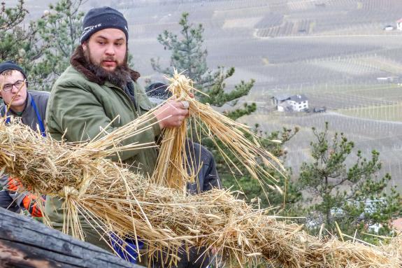 Beim Aufstellen der „Larmstange“ am Scheibenschlag-Sonntag auf dem Scheibenschlag-Bühel in Schlanders. Fotos: Sepp
