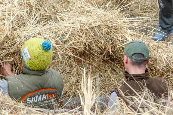 Beim Aufstellen der „Larmstange“ am Scheibenschlag-Sonntag auf dem Scheibenschlag-Bühel in Schlanders. Fotos: Sepp