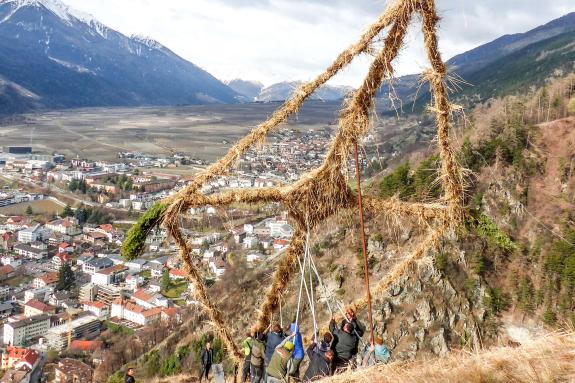 Beim Aufstellen der „Larmstange“ am Scheibenschlag-Sonntag auf dem Scheibenschlag-Bühel in Schlanders. Fotos: Sepp