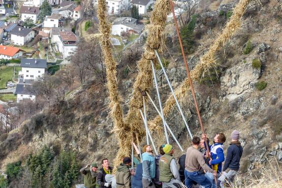 Beim Aufstellen der „Larmstange“ am Scheibenschlag-Sonntag auf dem Scheibenschlag-Bühel in Schlanders. Fotos: Sepp