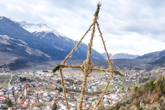 Beim Aufstellen der „Larmstange“ am Scheibenschlag-Sonntag auf dem Scheibenschlag-Bühel in Schlanders. Fotos: Sepp