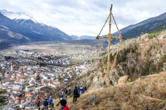 Beim Aufstellen der „Larmstange“ am Scheibenschlag-Sonntag auf dem Scheibenschlag-Bühel in Schlanders. Fotos: Sepp
