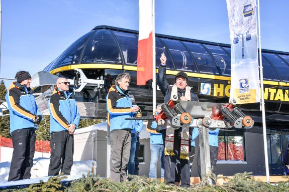 Don Klaus segnet die neuen Anlagen mit den Worten: Kommt und fahrt mit dem Lift von der Hölle hinauf ins Paradies, links davon die drei „Ministranten“ Andreas Lechthaler, Frowin Stecher und Christian Maas.