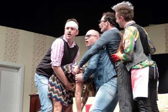 „Doppelt leben hält besser“ (Theater Verein Schlanders); Fotos: Sepp