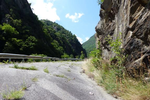 Ein Beispiel dafür ist das erste Teilstück der ehemaligen Straße in das Schnalstal. Nicht ohne Grund hat sich der Mensch vor und 15 Jahren in einen 1.160 Meter langen Tunnel „verkrochen“. 