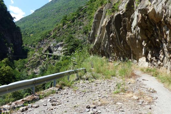 Ein Beispiel dafür ist das erste Teilstück der ehemaligen Straße in das Schnalstal. Nicht ohne Grund hat sich der Mensch vor und 15 Jahren in einen 1.160 Meter langen Tunnel „verkrochen“. 