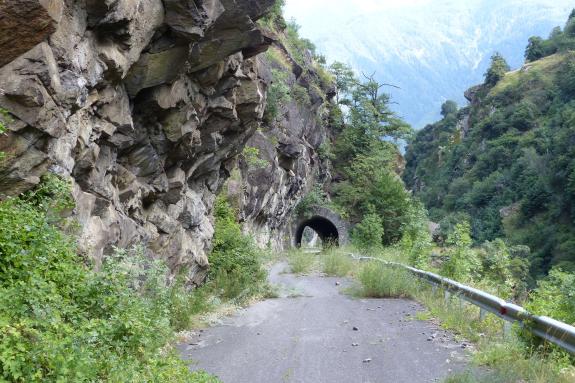 Ein Beispiel dafür ist das erste Teilstück der ehemaligen Straße in das Schnalstal. Nicht ohne Grund hat sich der Mensch vor und 15 Jahren in einen 1.160 Meter langen Tunnel „verkrochen“. 