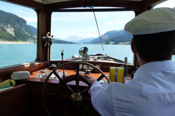 Erste Rundfahrt der „Hubertus“ auf dem Reschensee im heurigen Jahr. Fotos: Sepp
