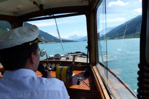 Erste Rundfahrt der „Hubertus“ auf dem Reschensee im heurigen Jahr. Fotos: Sepp