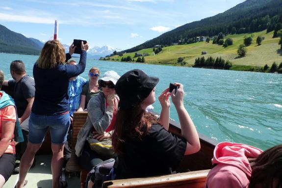 Erste Rundfahrt der „Hubertus“ auf dem Reschensee im heurigen Jahr. Fotos: Sepp