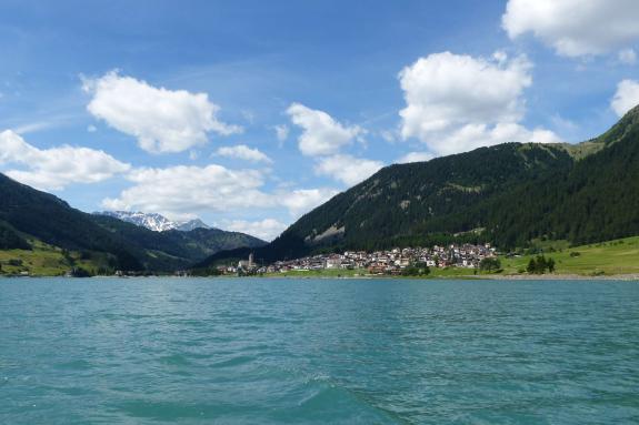 Erste Rundfahrt der „Hubertus“ auf dem Reschensee im heurigen Jahr. Fotos: Sepp
