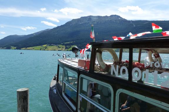 Erste Rundfahrt der „Hubertus“ auf dem Reschensee im heurigen Jahr. Fotos: Sepp