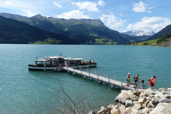 Erste Rundfahrt der „Hubertus“ auf dem Reschensee im heurigen Jahr. Fotos: Sepp