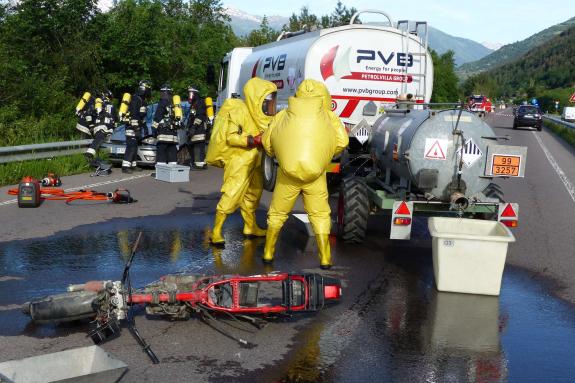 Großübung des Bezirksfeuerwehrverbandes Untervinschgau in Laas (Gefahrgutunfall auf der Laaser Geraden) und in Schlanders (Rauchentwicklung im Krankenhaus), 9. Juni 2018; Fotos: Sepp